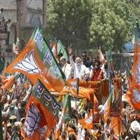 Modi slams EC for bias, appeals BJP workers 